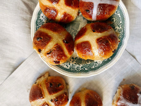 хрестові булочки або hot cross buns